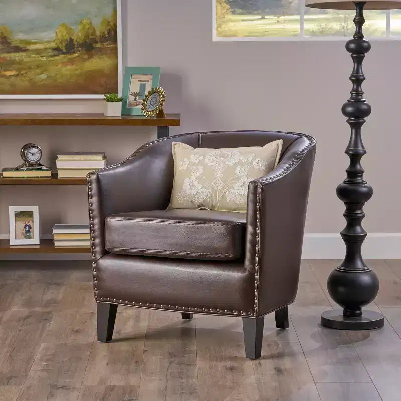 Poltrona club imbottita con finiture borchiate, colori assortiti, 1 posto
