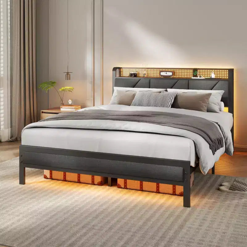 Struttura Letto Matrimoniale Queen, Rivestito in Tessuto Grigio, Marrone Rustico, LED RGB, Ricarica USB, 2 Posti