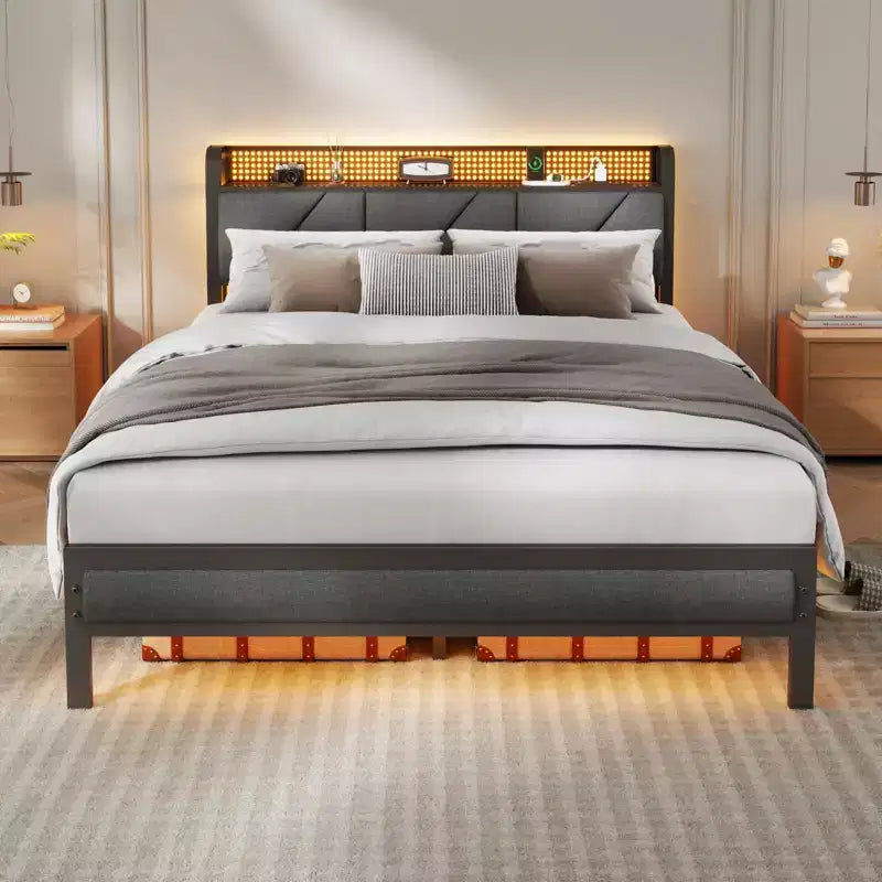 Struttura Letto Matrimoniale Queen, Rivestito in Tessuto Grigio, Marrone Rustico, LED RGB, Ricarica USB, 2 Posti