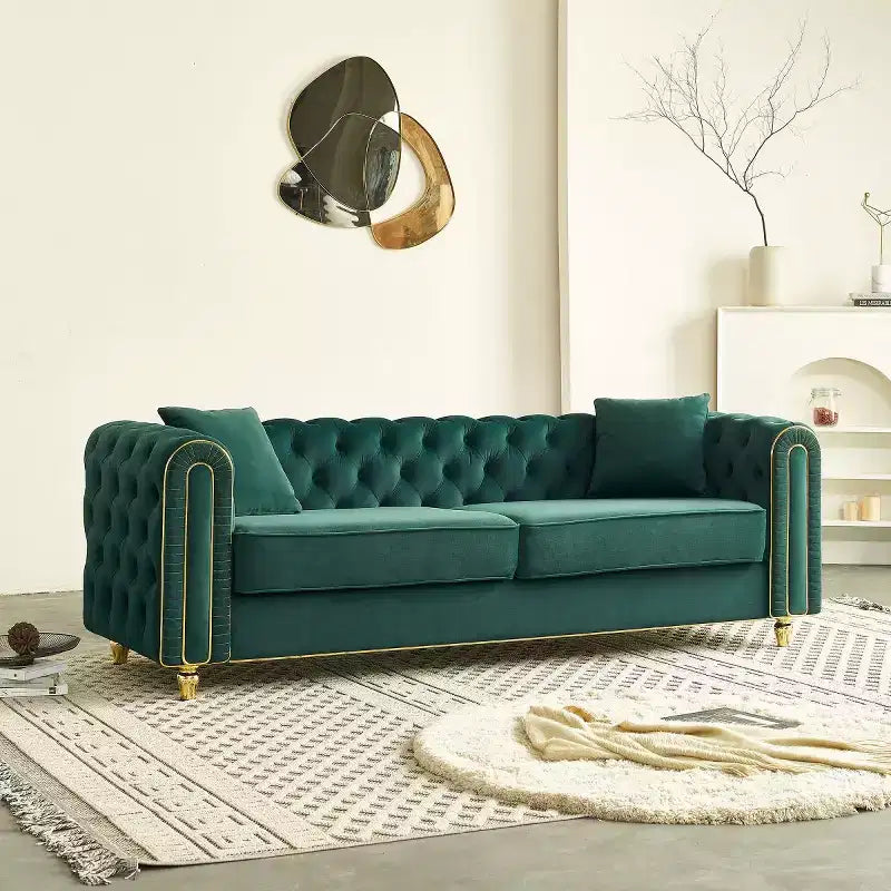 Divano Chesterfield trapuntato in velluto beige/verde, a 3 posti con gambe con finiture dorate